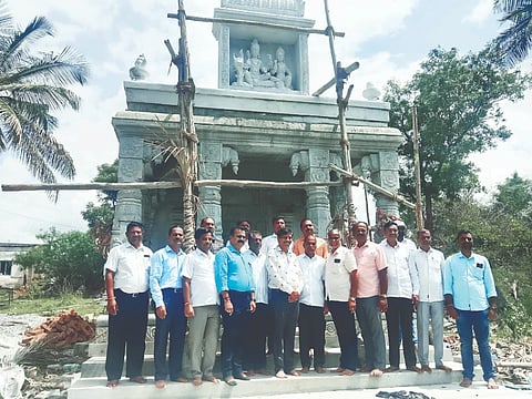  ಅರಸೀಕೆರೆ ತಾಲೂಕಿನ ಗಂಡಸಿ ಹೋಬಳಿ ಗೊಲ್ಲರಹಳ್ಳಿ ಗ್ರಾಮದ ಸರಹದ್ದಿನಲ್ಲಿರುವ ಶ್ರೀ ಗಂಗಾಧರೇಶ್ವರಸ್ವಾಮಿ ಸುಕ್ಷೇತ್ರ ಗಂಗೆಮಡು ನಿರ್ಮಾಣ ಹಂತದಲ್ಲಿರುವ ಗೋಪುರದ ಮುಂದೆ ಕನಕ ನೌಕರರ ಕ್ಷೇಮಾಭಿವೃದ್ಧಿ ಸಂಘದ ಪದಾಧಿಕಾರಿಗಳಾದ ಗಿರಿಗೌಡ, ಮೋಹನ್‌ಕುಮಾರ್, ಕುಬೇರ್, ನಾಗರಾಜ್, ರಮೇಶ್ ಇತರರಿದ್ದರು.