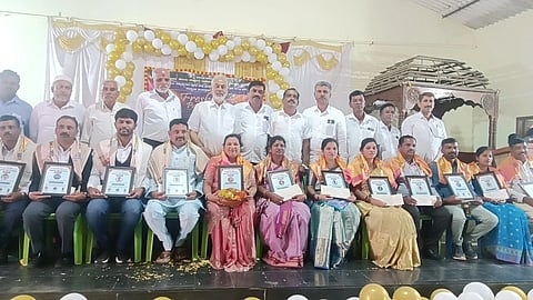  ಅರಕಲಗೂಡು ತಾಲೂಕಿನ ದೊಡ್ಡಮಗ್ಗೆ ಸರ್ಕಾರಿ ಪದವಿ ಪೂರ್ವ ಕಾಲೇಜಿನ ಪ್ರಥಮ ಪಿಯು ವಿದ್ಯಾರ್ಥಿಗಳ ಸ್ವಾಗತ ಸಮಾರಂಭದಲ್ಲಿ ದ್ವಿತೀಯ ಪಿಯು ಪರೀಕ್ಷೆಯಲ್ಲಿ ಹೆಚ್ಚು ಅಂಕ ಗಳಿಸಿದ ವಿದ್ಯಾರ್ಥಿಗಳು ಮತ್ತು ಉಪನ್ಯಾಸಕನರನ್ನು ಸನ್ಮಾನಿಸಲಾಯಿತು. ಶಾಸಕ ಎ. ಮಂಜು, ಎಂ.ಆರ್.ಮಂಜುನಾಥ್, ಫರ್ಜಾನ್ ಅಂಜುಂ, ಬಾಬುವರ್ಧನ್, ಶಶಿಧರ್ ಇತರರಿದ್ದರು.
