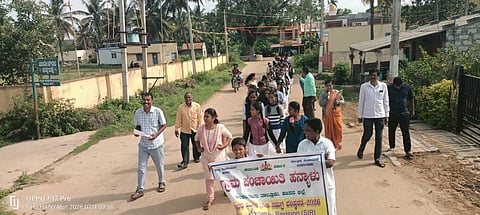 ಅರಕಲಗೂಡು ತಾಲೂಕಿನ ಹನ್ಯಾಳು ಸರ್ಕಾರಿ ಪ್ರೌಢಶಾಲಾ ಮಕ್ಕಳಿಂದ ಎಸ್‌ಐಆರ್ ಜಾಗೃತಿ ಅಭಿಯಾನ ನಡೆಯಿತು.