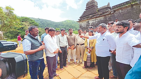 ಭೈರವೇಶ್ವರ ದೇವಾಲಯಕ್ಕೆ ಶಾಸಕ ಸಿಮೆಂಟ್ ಮಂಜು ಭೇಟಿ ನೀಡಿ ಪರಿಶೀಲನೆ ನಡೆಸಿ ಅಧಿಕಾರಿಗಳಿಂದ ಮಾಹಿತಿ ಪಡೆದರು. ತಹಸೀಲ್ದಾರ್ ಸುಪ್ರಿತಾ, ತಾಪಂ ಕಾರ್ಯನಿರ್ವಹಣಾಧಿಕಾರಿ ಗಂಗಾಧರನ್, ಗ್ರಾಮಾಂತರ ಪೊಲೀಸ್ ಠಾಣೆ ವೃತ್ತ ನಿರೀಕ್ಷಕ ಪಾಟೀಲ್, ಅರಣ್ಯಾಧಿಕಾರಿ ಹೇಮಂತ್ ಕುಮಾರ್ ಇದ್ದರು.