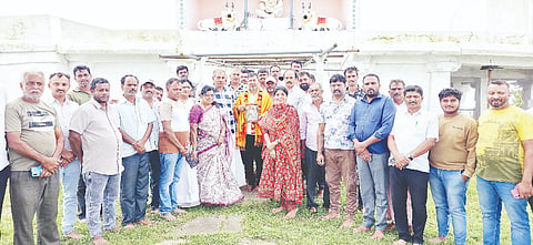 ಕೆ. ಹೊಸಕೋಟೆ ಹೋಬಳಿ ತಾಲೂಕಿನ ಮಗ್ಗೆ ಗ್ರಾಮ ಪಂಚಾಯಿತಿ ವ್ಯಾಪ್ತಿಯ ದೈತಪುರದಲ್ಲಿರುವ ಆರಾಧ್ಯ ದೈವ ಶ್ರೀ ಪಾರ್ವತಮ್ಮನವರ ಬೆಟ್ಟಕ್ಕೆ ಶಾಸಕ ಸಿಮೆಂಟ್ ಮಂಜು ಭೇಟಿ ನೀಡಿ ವಿಶೇಷ ಪೂಜೆ ಸಲ್ಲಿಸಿ ಉತ್ತಮ ಮಳೆಗಾಗಿ ಪ್ರಾರ್ಥಿಸಿದರು.