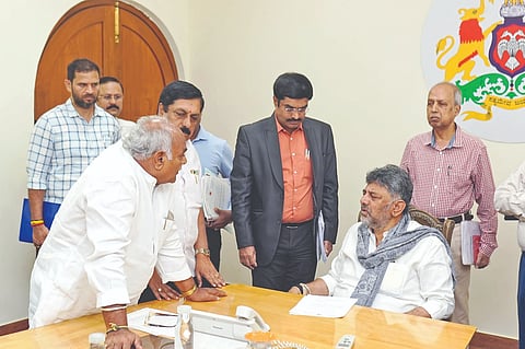 ಅವಳಿ ಜಿಲ್ಲೆಯ ಜನ ಜಾನುವಾರುಗಳ ಕುಡಿಯುವ ನೀರಿನ ಸಮಸ್ಯೆ ಪರಿಹಾರಕ್ಕೆ ಅಲಮಟ್ಟಿಯ ಲಾಲ್ ಬಹದ್ದೂರ್ ಶಾಸ್ತ್ರಿ ಜಲಾಶಯದಿಂದ ಕಾಲುವೆಗಳಿಗೆ ನೀರು ಬಿಡುಗಡೆ ಮಾಡಲು ಆದೇಶ ಮಾಡಿ ಎಂದು ಶಾಸಕ, ಮಾಜಿ ಸಚಿವ ಶಿವಾನಂದ ಪಾಟೀಲ ಅವರು ಮುಖ್ಯಮಂತ್ರಿ ಡಿ.ಕೆ. ಶಿವಕುಮಾರ್ ಅವರಿಗೆ ಮನವಿ ಮಾಡಿದ್ದಾರೆ. ಅಧಿಕಾರಿಗಳಿದ್ದರು.