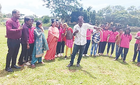 ಉರಗ ರಕ್ಷಕ ಸ್ನೇಕ್ ಬಾಬು ಅವರು ಸೆರೆಹಿಡಿದ ಹಾವನ್ನು ಪ್ರದರ್ಶಿಸಿದರು.