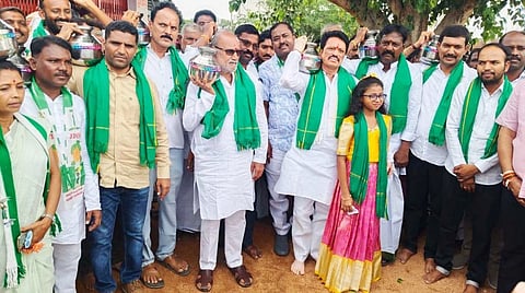 ಪಟ್ಟಣದ  ಗ್ರಾಮದೇವತೆಯಾದ ಮಾರಿಕಾಂಬಾ ದೇವಿ ದೇವಸ್ಥಾನದಲ್ಲಿ ವಿಶೇಷ ಪೂಜೆ ಸಲ್ಲಿಸುವ ಮೂಲಕ ಮಾಜಿ ಸಚಿವ ವೆಂಕಟರಾವ್ ನಾಡಗೌಡ ಪಾದಯಾತ್ರೆಗೆ ಚಾಲನೆ ನೀಡಿದರು. ಮಾಜಿ ಶಾಸಕ ರಾಜಾ ವೆಂಕಟಪ್ಪ ನಾಯಕ,ರಾಜ್ಯ ಜೆಡಿಎಸ್ ಯುವ ಘಟಕದ ಉಪಾಧ್ಯಕ್ಷ ರಾಜಾ ರಾಮಚಂದ್ರನಾಯಕ, ತಾಲೂಕು ಅಧ್ಯಕ್ಷ  ಈರಣ್ಣ ಮರ್ಲಾಟ್ಟಿ, ಸಿರವಾರ ತಾಲೂಕು ಅಧ್ಯಕ್ಷ ಟಿ. ಮಲ್ಲಿಕಾರ್ಜುನ ಪಾಟೀಲ್ ಬಲ್ಲಟಗಿ, ಪ್ರಮುಖರಾದ  ಹೆಚ್.ಮೌನೇಶ್ ಗೌಡ, ಶರಣಪ್ಪಗೌಡ, ಬಾಷಸಾಬ್ ಇದ್ದರು.