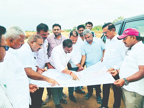 ಅರಸೀಕೆರೆ ತಾಲೂಕಿನ ಕರಗುಂದ ಗ್ರಾಮದ ಸರಹದ್ದಿನಲ್ಲಿ ಹಾದು ಹೋಗಿರುವ ಎತ್ತಿನಹೊಳೆ ನಾಲೆಗೆ ಭೇಟಿ ನೀಡಿದ ವೇಳೆ ರೈತರು ಹಾಗೂ ಸುತ್ತಮುತ್ತಲಿನ ಗ್ರಾಮಸ್ಥರು ಬಿ.ಶಿವರಾಮು ಅವರಿಗೆ ಅಹವಾಲು ಸಲ್ಲಿಸಿದರು. ಆನಂದ್, ಶಶಿಧರ್, ರಾಮಸ್ವಾಮಿ, ವಸಂತ್, ಮಲ್ಲಿಕಾರ್ಜುನ ಇತರರಿದ್ದರು.