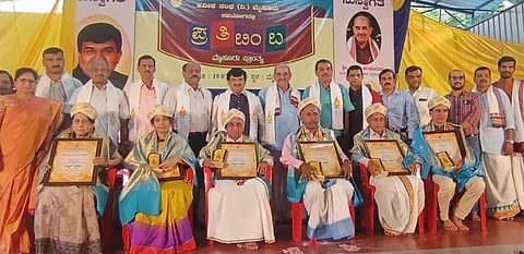  ಕುವೆಂಪುನಗರದ ಉತ್ತರ ಕನ್ನಡ ಜಿಲ್ಲಾ ಸಾಂಸ್ಕ ೃತಿಕ ಸಂಘದ ಆವರಣದಲ್ಲಿ ಭಾನುವಾರ ಆಯೋಜಿಸಿದ್ದ ‘ಹವ್ಯಕ-ಪ್ರತಿಬಿಂಬ’ ಕಾರ್ಯಕ್ರಮದಲ್ಲಿ ಸಾಧಕರಾದ ಡಾ. ಸುರೇಶ್ ಹೆಗಡೆ , ವಿದ್ವಾನ್ ನಾರಾಯಣ ಭಟ್, ಶ್ರೀಕಲಾ ವಿಕಾಸ್, ಎನ್.ಟಿ. ಹೆಗಡೆ, ಪಾರ್ವತಿ ಕೃಷ್ಣ ಮಂಜ ಭಟ್, ಸಂಪ ಕೃಷ್ಣ ಮೂರ್ತಿ ಅವರನ್ನು ಸನ್ಮಾನಿಸಲಾಯಿತು. ಡಾ. ಗಿರಿಧರ ಕಜೆ, ಜಿ.ಎಂ. ಹೆಗಡೆ, ನಾರಾಯಣ ವಿ. ಹೆಗಡೆ, ಕೃಷ್ಣ ವಿ. ಹೆಗಡೆ ಹಾಗೂ ಇತರರು ಇದ್ದರು.