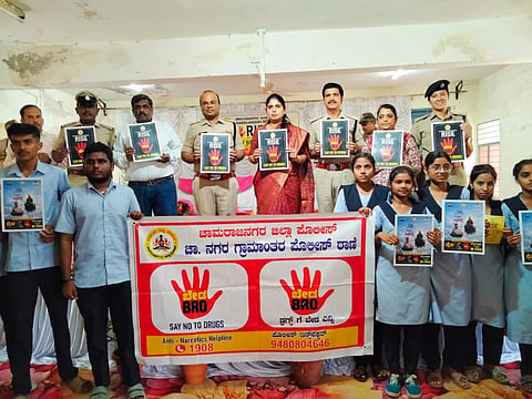 ನಗರದ ಪಾಲಿಟೆಕ್ನಿಕ್ ಕಾಲೇಜಿನಲ್ಲಿಂದು ಜಿಲ್ಲಾಡಳಿತ, ಜಿಲ್ಲಾ ಪೊಲೀಸ್ ಇಲಾಖೆ ಹಾಗೂ ಸರ್ಕಾರಿ ಪಾಲಿಟೆಕ್ನಿಕ್ ಕಾಲೇಜು ಸಹಯೋಗದಲ್ಲಿ ಆಯೋಜಿಸಿದ್ದ ಹೇಳಿ ಡ್ರಗ್ಸ್ ಬೇಡ (ಸೆ ನೊ ಡ್ರಗ್ಸ್) ಕಾರ್ಯಕ್ರಮದಡಿ ರೈಸ್ (ಆರ್.ಐ.ಎಸ್.ಇ) ಮತ್ತು ಬೇಡ ಬ್ರೋ ಕಾರ್ಯಕ್ರಮ ಉದ್ಘಾಟಿಸಿ ಅವರು ಮಾತನಾಡಿದರು.
