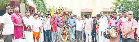 ಅರಸೀಕೆರೆ  ತಾಲೂಕಿನ ಸುಕ್ಷೇತ್ರ ಅಮರಗಿರಿ ಮಾಲೇಕಲ್ಲು ತಿರುಪತಿ ಶ್ರೀಲಕ್ಷ್ಮೀ ವೆಂಕಟೇಶ್ವರ ಸ್ವಾಮಿ ರಥೋತ್ಸವದ ಹಿನ್ನೆಲೆಯಲ್ಲಿ ತಾಲೂಕು ಕಚೇರಿ ಖಜಾನೆಯಲ್ಲಿ ಇರಿಸಲಾಗಿದ್ದ ಆಭರಣಗಳನ್ನು  ಬಿಗಿಭದ್ರತೆಯಲ್ಲಿ ಕ್ಷೇತ್ರಕ್ಕೆ ಕಳುಹಿಸಿಕೊಡಲಾಯಿತು. ಪಾಲಾಕ್ಷ, ಗಿರೀಶ್, ಶಿವಶಂಕರ್, ಲೋಕೇಶಯ್ಯ ಇತರರು ಇದ್ದರು.