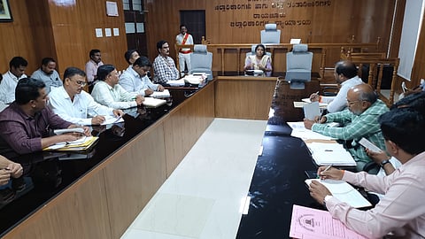 ರಾಯಚೂರಿನ ಜಿಲ್ಲಾಧಿಕಾರಿಗಳ ಭವನದಲ್ಲಿ ಬುಧವಾರ ಸಂಜೆ ಜಿಲ್ಲಾಧಿಕಾರಿ ಪೂವಿತಾ ಎಸ್ ಅಧ್ಯಕ್ಷತೆ ಯಲ್ಲಿ  ಗಣೇಶ ಹಬ್ಬದ ಪೂರ್ವಭಾವಿ ಸಭೆ ನಡೆಯಿತು. ಪರಸರ ಮಾಲಿನ್ಯ ನಿಯಂತ್ರಣ ಅಧಿಕಾರಿ ಸಂತೋಷ, ಸಿಪಿಐ ಉಮೇಶ ಕಾಂಬಳೆ,  ಮಹಾನಗರ ಪಾಲಿಕೆಯ ಪರಿಸರ ಅಧಿಕಾರಿ ಜೈಪಾಲ್ ರೆಡ್ಡಿ ಇದ್ದರು.
