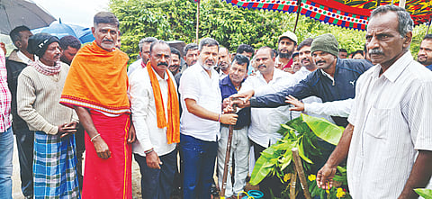 ತಾಳೂರು ಗ್ರಾಮ ಪಂಚಾಯಿತಿ ವ್ಯಾಪ್ತಿಯ ಜಿ.ಜಿ. ಕೊಪ್ಪಲು ಗ್ರಾಮದಲ್ಲಿ ರಸ್ತೆ ನಿರ್ಮಾಣ ಕಾಮಗಾರಿಗೆ ಶಾಸಕ ಸಿಮೆಂಟ್ ಮಂಜು ಭೂಮಿಪೂಜೆ ನೆರವೇರಿಸಿದರು. ಉಮಾ ರವಿ ಕುಮಾರ್, ಪ್ರಧಾನ ಕಾರ್ಯದರ್ಶಿಗಳಾದ ಕೃಷ್ಣಮೂರ್ತಿ, ಧ್ರುವಕುಮಾರ್, ಸಮುದ್ರವಳ್ಳಿ ಹರೀಶ್ ಇತರರು ಇದ್ದರು.