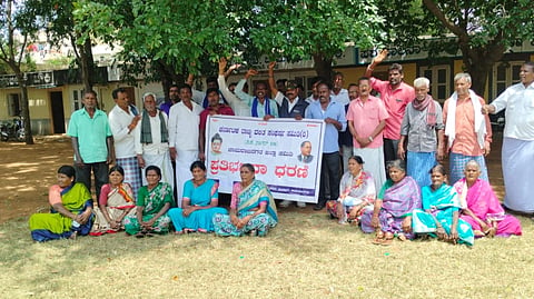 ಚಾಮರಾಜನಗರದ ಜಿಲ್ಲಾಡಳಿತ ಭವನದ ಮುಂಭಾಗ ದಸಂಸ ಮುಖಂಡರು ಪ್ರತಿಭಟನೆ ನಡೆಸಿದರು.