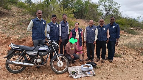 ತಾಲೂಕಿನ ಹೆಗ್ಗೋಠಾರ ಗ್ರಾಮದ ದೊಡ್ಡಬೆಟ್ಟದ ಬಳಿ ಅಕ್ರಮವಾಗಿ ಚಿಪ್ಪುಹಂದಿಯ ಚಿಪ್ಪುಗಳನ್ನು ಮಾರಾಟ ಮಾಡಲು ಯತ್ನಿಸಿದ ವ್ಯಕ್ತಿಯೊಬ್ಬರನ್ನು ಚಾಮರಾಜನಗರ ಸಿಐಡಿ ಪೊಲೀಸ್ ಅರಣ್ಯ ಸಂಚಾರಿ ದಳ ಬಂಧಿಸಿ 2 ಕೆಜಿ 800 ಗ್ರಾಂ ಚಿಪ್ಪುಹಂದಿಯ ಚಿಪ್ಪು, 4 ನಾಡ ಬಂದೂಕು, ಮೋಟಾರ್ ಬೈಕ್, ಇನ್ನಿತರ ಬಂದೂಕಿಗೆ ಬಳಸುವ ವಸ್ತುಗಳನ್ನು ವಶಪಡಿಸಿಕೊಂಡಿದೆ.