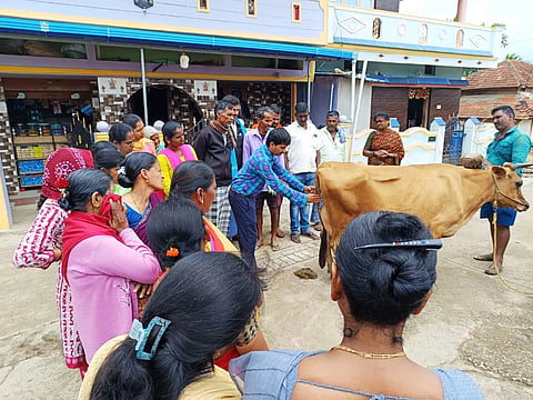 ಅರಕಲಗೂಡು ತಾಲೂಕಿನ ಗೊಬ್ಬಳಿ ಗ್ರಾಮದಲ್ಲಿ ಕೃಷಿ ಹಾಗೂ ಹೈನುಗಾರಿಕೆ ತರಬೇತಿ ಕಾರ್ಯಕ್ರಮದಲ್ಲಿ ಪಶು ವೈದ್ಯಾಧಿಕಾರಿ ಡಾ.ಚಿರಂಜಿವಿ ಅವರು ಉತ್ತಮ ತಳಿಯ ಹಸುಗಳನ್ನು ಆಯ್ಕೆ ಮಾಡುವ ವಿಧಾನಗಳ ಕುರಿತು ರೈತರಿಗೆ ಮಾಹಿತಿ ನೀಡಿದರು. ಗ್ರಾಮದ ರೈತರು ಇದ್ದರು. 