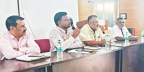 ತಿ.ನರಸೀಪುರದಲ್ಲಿ ತಾಲೂಕು ರಾಷ್ಟ್ರೀಯ ಹಬ್ಬಗಳ ಆಚರಣಾ ಸಮಿತಿ ವತಿಯಿಂದ ಆಯೋಜಿಸಲಿರುವ ಹಡಪದ ಅಪ್ಪಣ್ಣ ಜಯಂತಿ ಮತ್ತು  ಸ್ವಾತಂತ್ರ್ಯ ದಿನಾಚರಣೆ  ಪೂರ್ವ ಸಿದ್ಧತಾ ಸಭೆಯಲ್ಲಿ  ತಹಸೀಲ್ದಾರ್ ಟಿ.ಜಿ. ಸುರೇಶ್ ಆಚಾರ್ ಮಾತನಾಡಿದರು. ತಾಪಂ ಪ್ರಭಾರ ಇಒ ಡಾ.ಕೆ.ರಂಗಸ್ವಾಮಿ, ಕ್ಷೇತ್ರ ಶಿಕ್ಷಣಾಧಿಕಾರಿ ಎಸ್.ಸಿ. ಶಿವಮೂರ್ತಿ, ಗ್ರೇಡ್-2 ತಹಸೀಲ್ದಾರ್ ರಾಜಾಕಾಂತ್, ಸಿಡಿಪಿಒ ಗೋವಿಂದರಾಜು ಇದ್ದರು. 