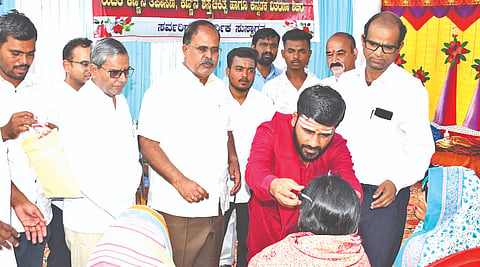 ಯಾದಗಿರಿ  ಸೋಮನಾಥರೆಡ್ಡಿಗೌಡ ಯಲ್ಹೇರಿ, ಶಂಕರಲಿAಗಮ್ಮ ಸೋಮನಾಥರೆಡ್ಡಿಗೌಡ ಯಲ್ಹೇರಿ, ಡಾ.ವೀರಬಸವಂತರಡ್ಡಿ ಮುದ್ನಾಳ್ ಹಾಗೂ ವೆಂಕಟರಡ್ಡಿ ಮುದ್ನಾಳ್ ಸ್ಮರಣಾರ್ಥ ಶುಕ್ರವಾರ ಏರ್ಪಡಿಸಿದ್ದ ನೇತ್ರ ತಪಾಸಣೆ ಮತ್ತು ಚಿಕಿತ್ಸಾ ಶಿಬಿರದಲ್ಲಿ ಉಚಿತ ಕಣ್ಣಿನ ತಪಾಸಣೆಗೆ ಮಾಡಿಸಿಕೊಂಡ ೩೫೦ ಜನರಿಗೆ ಕನ್ನಡಕ ವಿತರಿಸಲಾಯಿತು. ಸಾನ್ನಿಧ್ಯ ವಹಿಸಿದ್ದ ಹೆಡಗಿಮದ್ರಿಯ ಶ್ರೀ ಶಾಂತ ಮಲ್ಲಿಕಾರ್ಜುನ ಪಂಡಿತಾರಾಧ್ಯ ಸ್ವಾಮೀಜಿ ಮಾತನಾಡಿ, ಹಿರಿಯ ನೆನಪಿನಲ್ಲಿ ಇಂತಹ ಜನೋಪಯೋಗಿ ಕಾರ್ಯ ಹಮ್ಮಿಕೊಂಡಿದ್ದÄ ಇತರರಿಗೆ ಮಾದರಿಯಾಗಿದೆ ಎಂದು ಮೆಚ್ಚುಗೆ ವ್ಯಕ್ತಪಡಿಸಿದರು. ವಿಶೇಷವಾಗಿ ಕಣ್ಣಿನ ತಪಾಸಣೆ ಮಾಡಿ ಉಚಿತವಾಗಿ ಕನ್ನಡಕ ನೀಡಿದ್ದರಿಂದ ಬಡವರಿಗೆ ಮತ್ತೊಮ್ಮೆ ದೃಷ್ಟಿ ಬಂದAತಾಗಿದೆ. ಇಂತಹ ಶಿಬಿರಗಳು ಮೇಲಿಂದ ಮೇಲೆ ನಡೆಸುವ ಮೂಲಕ ಬಡವರಿಗೆ ನೇತ್ರ ಭಾಗ್ಯ ನೀಡಬೇಕೆಂದು ಸಲಹೆ ನೀಡಿದರು. ಅಧ್ಯಕ್ಷತೆ ವಹಿಸಿದ್ದ ಬಿಜೆಪಿ ಹಿರಿಯ ಮುಖಂಡ ರಾಚನಗೌಡ ಮುದ್ನಾಳ್ ಮಾತನಾಡಿ, ಪ್ರತಿವರ್ಷ ಇಂತಹ ಕಾರ್ಯಕ್ರಮ ಹಮ್ಮಿಕೊಳ್ಳುವ ಮೂಲಕ ಜಿಲ್ಲೆಯ ಬಡವರಿಗೆ ಅನುಕೂಲ ಮಾಡಿಕೊಡುವ ಕೆಲಸ ಆಗುತ್ತಿದೆ. ನೇತ್ರ ತಜ್ಞರಾದ ಡಾ.ಪ್ರದೀಪರೆಡ್ಡಿ, ಡಾ.ವಿವೇಕಾನಂದರೆಡ್ಡಿ ಯಲ್ಹೇರಿ ಕಳೆದ ಮೂರು ದಿನಗಳಲ್ಲಿ ೫೦ ಜನರ ಉಚಿತ ಕಣ್ಣಿನ ಶಸöಚಿಕಿತ್ಸೆ ಮೂಲಕ ಹಿರಿಯರನ್ನು ವಿನೂತನ ರೀತಿಯಲ್ಲಿ ಗೌರವ ಸಲ್ಲಿಸಿದ್ದಾರೆ ಎಂದು ಕೊಂಡಾಡಿದರು. ನೇತ್ರ ತಜ್ಞ ಶರಣಗೌಡ ಯಲ್ಹೇರಿ, ಭೀಮಣ್ಣಗೌಡ ಕ್ಯಾತ್ನಾಳ, ಶಂಕರ ಸೋನಾರ ಇತರರಿದ್ದರು.