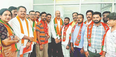 ತಿ.ನರಸೀಪುರ ಪಟ್ಟಣದ ಬಿಜೆಪಿ ಕಚೇರಿಯಲ್ಲಿ ಹಲವಾರು ಮುಖಂಡರು ಕಾಂಗ್ರೆಸ್ ತೊರೆದು ಬಿಜೆಪಿ ಸೇರ್ಪಡೆಗೊಂಡರು. ಕುಂಬ್ರಳ್ಳಿ ಸುಬ್ಬಣ್ಣ, ಹಿರಿಯೂರು ಶಿವಕುಮಾರ್, ದಯಾನಂದ್ ಪಟೇಲ್, ಎನ್.ಎಂ.ರಾಮಚಂದ್ರ, ಅನಿಲ್ ಇತರರಿದ್ದರು.