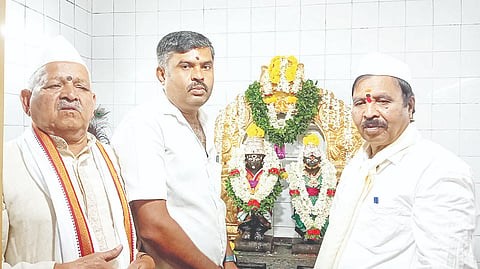 ಆಷಾಢ ವೈಕುಂಠ ಏಕಾದಶಿ ಅಂಗವಾಗಿ ಪಟ್ಟಣದ ಶ್ರೀ ರುಕ್ಮಿಣಿ ಪಾಂಡುರಂಗಸ್ವಾಮಿ ದೇವರಿಗೆ ವಿಶೇಷ ಪೂಜೆ ಸಲ್ಲಿಸಲಾಯಿತು. ಭಾವಸಾರ ಕ್ಷತ್ರಿಯ ಸಮಾಜದ ಮುಖಂಡರು, ಭಕ್ತರು ಪಾಲ್ಗೊಂಡಿದ್ದರು.