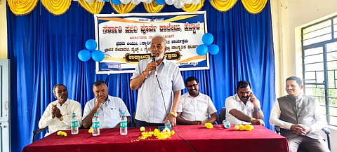ಅರಕಲಗೂಡು ತಾಲೂಕಿನ ಹೆಬ್ಬಾಲೆ ಸರ್ಕಾರಿ ಪದವಿ ಪೂರ್ವ ಕಾಲೇಜಿನಲ್ಲಿ ಶನಿವಾರ ನಡೆದ ಪ್ರಥಮ ಪಿಯು ವಿದ್ಯಾರ್ಥಿಗಳ ಸ್ವಾಗತ ಸಮಾರಂಭದಲ್ಲಿ ಶಾಸಕ ಎ. ಮಂಜು ಮಾತನಾಡಿದರು. ಲಕ್ಷ್ಮಣ್, ನರಸೇಗೌಡ ಇತರರಿದ್ದರು. 