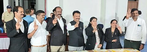  ಅರಸೀಕೆರೆ ವಕೀಲರ ಸಂಘದ ಚುನಾವಣೆ  ವಕೀಲ ಒ.ಎ. ಶಿವಕುಮಾರ್ ನೇತೃತ್ವದ ತಂಡ ಗೆಲುವಿನ ನಗೆ ಬೀರಿದೆ. ವಕೀಲ ಡಿ. ಶ್ರೀಕಾಂತ್, ಕೆ.ಸಿ. ಶಿವರಾಜ್ ಕುಮಾರ್ ಇತರರಿದ್ದರು. 