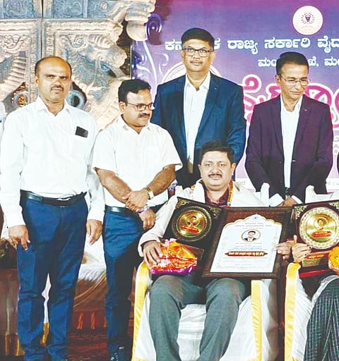 ಬೆಂಗಳೂರಿನಲ್ಲಿ ಇತ್ತೀಚೆಗೆ ನಡೆದ ಕೆಜಿಎಂಒಎ ರಾಜ್ಯ ಮಟ್ಟದ ವಾರ್ಷಿಕ ಸಮ್ಮೇಳನದಲ್ಲಿ ಡಾ.ಜಯಪ್ರಕಾಶ್ ಅವರಿಗೆ ಉತ್ತಮ ವೈದ್ಯ ಪ್ರಶಸ್ತಿ ನೀಡಿ ಸನ್ಮಾನಿಸಲಾಯಿತು.