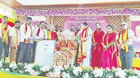 ಅರಕಲಗೂಡಿನಲ್ಲಿ ಭಾನುವಾರ ಏರ್ಪಡಿಸಿದ್ದ ಅನಕೃ ನೆನಪು ಕಾರ್ಯಕ್ರಮದಲ್ಲಿ ಸಾಹಿತಿ ಡಾ. ನರಹಳ್ಳಿ ಬಾಲಸುಬ್ರಹ್ಮಣ್ಯ ಅವರಿಗೆ ಅನಕೃ ಪ್ರಶಸ್ತಿ ಪ್ರದಾನ ಮಾಡಲಾಯಿತು. ಡಾ. ವೆಂಕಟಗಿರಿ ದಳವಾಯಿ, ಆರ್.ಕೆ. ಪದ್ಮನಾಭ, ಕೆ.ಸಿ. ಸೌಮ್ಯಾ ಇತರರಿದ್ದರು.