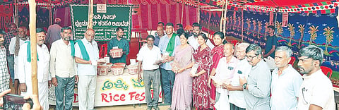 ಪಾಂಡವಪುರ ಪಟ್ಟಣದ ತಾಪಂ ಕಚೇರಿ ಆವರಣದಲ್ಲಿ ಆಯೋಜಿಸಿದ್ದ ದೇಸಿ ಅಕ್ಕಿ ಮೇಳವನ್ನು ಶಾಸಕ ದರ್ಶನ್ ಪುಟ್ಟಣ್ಣಯ್ಯ ಉದ್ಘಾಟಿಸಿದರು. ಸುನೀತಾ ಪುಟ್ಟಣ್ಣಯ್ಯ, ಮುರಳೀಧರ್, ವೆಂಕಟೇಶ್ ಮೊದಲಿಯರ್ ಇದ್ದರು.