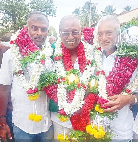 ಪಾಂಡವಪುರ ತಾಲೂಕು ಗೃಹ ನಿರ್ಮಾಣ ಸಹಕಾರ ಸಂಘದ ಆಡಳಿತ ಮಂಡಳಿಗೆ ನಡೆದ ಚುನಾವಣೆಯಲ್ಲಿ ವಿಜೇತರಾದ ಅಭ್ಯರ್ಥಿಗಳನ್ನು ಬೆಂಬಲಿಗರು ಅಭಿನಂದಿಸಲಾಯಿತು. ಜಿ.ಇ.ರವಿಕುಮಾರ್, ಎಚ್.ಎನ್.ಚಿಟ್ಟಿಬಾಬು, ಬಾಲರಾಜು, ಎಚ್.ಎಲ್.ರೋಜಾ, ಎಚ್.ಆರ್.ಜ್ಯೋತಿ, ಬಿ.ಪುಟ್ಟಬಸವೇಗೌಡ, ನಟರಾಜು, ಆರ್.ಪ್ರತಾಪ್, ಕಣ್ಣ ಇದ್ದರು.