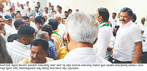 ಕೆ.ಆರ್.ಪೇಟೆ ಪಟ್ಟಣದಲ್ಲಿ ಆಯೋಜಿಸಿದ್ದ ಕಾಂಗ್ರೆಸ್ ಪಕ್ಷದ ಸಂಘಟನಾ ಸೃಜನ ಅಭಿಯಾನ ಕಾರ್ಯಕ್ರಮದಲ್ಲಿ ಸೈಮನ್ ಅಲೆಕ್ಸ್, ಮಾಜಿ ಶಾಸಕ ಕೆ.ಬಿ.ಚಂದ್ರಶೇಖರ್, ಬಿ.ನಾಗೇಂದ್ರ ಕುಮಾರ್,  ಸಿ.ಡಿ.ಗಂಗಾಧರ್, ಗೋಪಾಲಕೃಷ್ಣ, ಸಿದ್ದರಾಜು ಇತರರಿದ್ದರು.