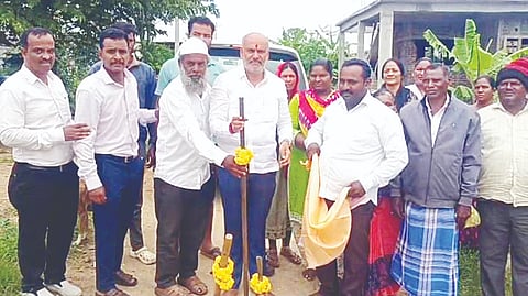 ಬೇಲೂರು ತಾಲೂಕಿನ ಬಂಟೇನಹಳ್ಳಿ ಗ್ರಾಮದ ರಸ್ತೆ ಅಭಿವೃದ್ಧಿ ಕಾಮಗಾರಿಗೆ ಶಾಸಕ ಎಚ್.ಕೆ.ಸುರೇಶ್  ಬುಧವಾರ ಭೂಮಿ ಪೂಜೆ ನೆರವೇರಿಸಿದರು. ಗ್ರಾಮಸ್ಥರಾದ  ಸುಜಿತ್, ಮಧು, ಪಿಡಿಒ ವಿಶ್ವ, ನಂದಕುಮಾರ್, ಸವಿತಾ ಇತರರು ಇದ್ದರು. 