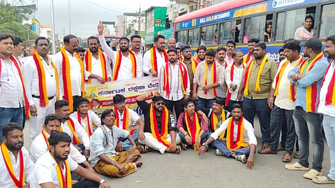 ಚಾಮರಾಜನಗರದ ಶ್ರೀಭುವನೇಶ್ವರಿ ವೃತ್ತದಲ್ಲಿ ಕರವೇ ಮುಖಂಡರು ಪ್ರತಿಭಟನೆ ನಡೆಸಿದರು.