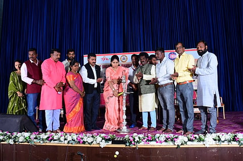 ನಗರದ ವರನಟ ಡಾ. ರಾಜ್ ಕುಮಾರ್ ಜಿಲ್ಲಾ ರಂಗಮಂದಿರದಲ್ಲಿಂದು ಯುವ ವ್ಯವಹಾರಗಳು ಹಾಗೂ ಕ್ರೀಡಾ ಸಚಿವಾಲಯ, ಮೈ ಭಾರತ್ ಕೇಂದ್ರ, ಸರ್ಕಾರಿ ಪ್ರಥಮ ದರ್ಜೆ ಮಹಿಳಾ ಕಾಲೇಜು ಎನ್.ಎಸ್.ಎಸ್ ಘಟಕ, ಚಾಮರಾಜನಗರ ವಿಶ್ವವಿದ್ಯಾನಿಲಯ ಹಾಗೂ ಭಾರತೀಯ ರೆಡ್ ಕ್ರಾಸ್ ಸೊಸೈಟಿ ಸಹಯೋಗದಲ್ಲಿ ಹಮ್ಮಿಕೊಳ್ಳಲಾಗಿದ್ದ ಜಿಲ್ಲಾ ಮಟ್ಟದ ನಶ ಮುಕ್ತ - ಯುವ ವಿಕಸಿತ ಭಾರತ ಕಾರ್ಯಕ್ರಮ ಉದ್ಘಾಟಿಸಿ ಅವರು ಮಾತನಾಡಿದರು. 