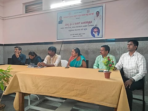 ಚಾಮರಾಜನಗರದ ಸಿಮ್ಸ್ ಆಸ್ಪತ್ರೆಯಲ್ಲಿ ಸಫಾಯಿ ಕರ್ಮಚಾರಿ ಆಯೋಗದ ಸದಸ್ಯ  ಶಂಕರ್ ಸಭೆ ನಡೆಸಿದರು 