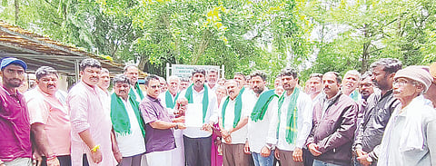 ಗೊರೂರು ಜಲಾಶಯದಿಂದ ಅರಕಲಗೂಡು ತಾಲೂಕಿನ ಹೇಮಾವತಿ ನಾಲೆಗಳಿಗೆ ನೀರು ಹರಿಸುವಂತೆ ಆಗ್ರಹಿಸಿ ಹೇಮಾವತಿ ಜಲಾಶಯ ಯೋಜನೆ ಮುಖ್ಯ ಇಂಜಿನಿಯರ್ ಜಿ. ಭೀಮಾನಾಯ್ಕ ಅವರಿಗೆ ಸೋಮವಾರ ಮನವಿ ಸಲ್ಲಿಸಲಾಯಿತು. ಎಚ್.ಪಿ. ಶ್ರೀಧರ್ ಗೌಡ, ಕೆ.ಟಿ. ಸೋಮಶೇಖರ್, ಪುಟ್ಟಸ್ವಾಮಿ, ಗುರುಮೂರ್ತಿ, ಮಾದೇಶ್, ದಶರಥ ಇತರರಿದ್ದರು.