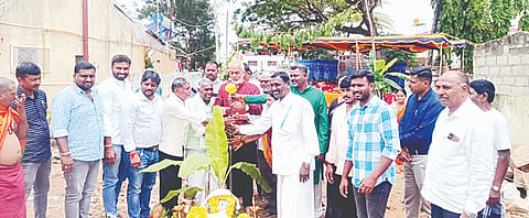 ಅರಕಲಗೂಡು ಜೈಭೀಮ್ ನಗರದಲ್ಲಿ ಅಂಗನವಾಡಿ ಕಟ್ಟಡ ನಿರ್ಮಾಣ ಕಾಮಗಾರಿಗೆ ಶಾಸಕ ಎ. ಮಂಜು ಭೂಮಿಪೂಜೆ ನೆರವೇರಿಸಿದರು. ವೆಂಕಟೇಶ್, ಮಂಜುನಾಥ್, ಚಂದ್ರಣ್ಣ, ಕೃಷ್ಣಯ್ಯ, ರಾಮು ಇತರರಿದ್ದರು.