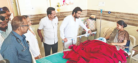 ಎಚ್.ಡಿ.ಕೋಟೆ ಪಟ್ಟಣದ ತಾಯಿ ಮತ್ತು ಮಕ್ಕಳ ಆಸ್ಪತ್ರೆಗೆ ಶಾಸಕ ಅನಿಲ್ ಚಿಕ್ಕಮಾದು ಬೇಟಿ ನೀಡಿ ಆಸ್ಪತ್ರೆಯಲ್ಲಿ ವೈದ್ಯರು ನೀಡುತ್ತಿರುವ ಸೇವೆಯ ಬಗ್ಗೆ ರೋಗಿಗಳಿಂದ ಮಾಹಿತಿ ಪಡೆದರು.