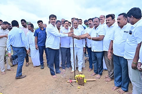 ಹನೂರಿನಲ್ಲಿ ಕೆಎಸ್ ಆರ್ ಟಿಸಿ ಬಸ್ ನಿಲ್ದಾಣ ಕಾಮಗಾರಿಗೆ ಸಚಿವ ಸಿ.ಪುಟ್ಟರಂಗಶೆಟ್ಟಿ ಭೂಮಿಪೂಜೆ ಮಾಡಿದರು.