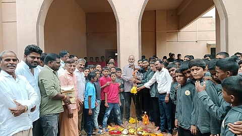 ಅರಕಲಗೂಡು ತಾಲೂಕಿನ ಹೊನ್ನವಳ್ಳಿ ಸಮೀಪದ ಮುರಾರ್ಜಿ ದೇಸಾಯಿ ವಸತಿ ಶಾಲೆಯಲ್ಲಿ 2 ಕೋಟಿ ರೂ. ವೆಚ್ಚದ ಹೆಚ್ಚುವರಿ ಕೊಠಡಿಗಳ ನಿರ್ಮಾಣ ಕಾಮಗಾರಿಗೆ ಶಾಸಕ ಎ. ಮಂಜು ಶನಿವಾರ ಭೂಮಿಪೂಜೆ ನೆರವೇರಿಸಿದರು. ಪ್ರಾಂಶುಪಾಲ ಪ್ರದೀಪ್ ಇತರರಿದ್ದರು.