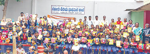 ಅರಸೀಕೆರೆ ನಗರದ ಬಿ.ಎಚ್. ರಸ್ತೆಗೆ ಹೊಂದಿಕೊಂಡಂತಿರುವ ಸರ್ಕಾರಿ ರಾಮಣ್ಣ ಹಿರಿಯ ಪ್ರಾಥಮಿಕ ಶಾಲೆಯಲ್ಲಿ ಹಮ್ಮಿಕೊಂಡಿದ್ದ ಕಾರ್ಯಕ್ರಮದಲ್ಲಿ ವಿದ್ಯಾರ್ಥಿಗಳಿಗೆ ಕಲಿಕಾ ಪರಿಕರ ವಿತರಿಸಲಾಯಿತು. ಚಂದ್ರಶೇಖರ್, ಕರಿಯಮ್ಮ, ಮಮತಾ, ಶಶಿಧರ್ ಇತರರಿದ್ದರು.