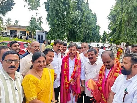 ಚನ್ನಪಟ್ಟಣದ ಕೆಂಗಲ್ ಬಳಿ ಸಚಿವ ಬಾಲಕೃಷ್ಣ ಅವರನ್ನು ಅಭಿನಂದಿಸಿದ ಕಾಂಗ್ರೆಸ್ ಮುಖಂಡರು. 