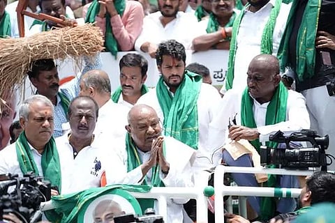 ಬಿಡದಿಯಿಂದ ಆರಂಭಗೊಂಡ ಎರಡನೇ ದಿನದ ಪಾದಯಾತ್ರೆಯಲ್ಲಿ ಪಾಲ್ಗೊಂಡಿದ್ದ ಮಾಜಿ ಪ್ರಧಾನಿ ಎಚ್ . ಡಿ ದೇವೇಗೌಡರು. 