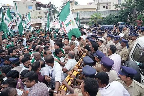 ಕಣಮಿಣಿಕೆ ಗ್ರಾಮದ ಬಳಿಯ ಎಂ.ಪಿ ಕಲ್ಯಾಣ ಮಂಪಟದ ಬಳಿ ಪೊಲೀಸರು ಪಾದಯಾತ್ರೆಯ ರೈತ ಮುಖಂಡರನ್ನು ತಡೆದರು.