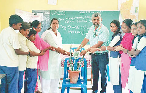 ಕೆ.ಆರ್.ಸಾಗರದ ಸರ್ಕಾರಿ ಪ್ರೌಢಶಾಲಾ ವಿಭಾಗದಲ್ಲಿ ಗಿಡಕ್ಕೆ ನೀರೆರೆಯುವ ಮೂಲಕ  ರಾಷ್ಟ್ರೀಯ ಜಂತುಹುಳು ನಿವಾರಣೆ ದಿನ ಕಾರ್ಯಕ್ರಮಕ್ಕೆ ಗಣ್ಯರು ಚಾಲನೆ ನೀಡಿದರು. ಜಯರಾಂ,  ಜಯಲಕ್ಷ್ಮೀ, ಕೆ.ರೂಪಾ, ಲತಾ ಹಾಜರಿದ್ದರು.