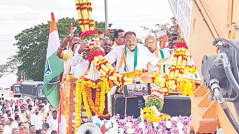  ಸಿಎಂ ಡಿ.ಕೆ.ಶಿವಕುಮಾರ್ ಸಚಿವ ಸಂಪುಟದಲ್ಲಿ ಸಚಿವರಾಗಿ ಅರಸೀಕೆರೆ ನಗರಕ್ಕೆ ಮೊದಲ ಬಾರಿ ಪ್ರವೇಶಿಸಿದ ಕೆ.ಎಂ.ಶಿವಲಿಂಗೇಗೌಡರನ್ನು ನಗರದ ಅಯ್ಯಪ್ಪ ಸ್ವಾಮಿ ದೇಗುಲದ ಬಳಿ ಅಭಿಮಾನಿಗಳು ಬೃಹತ್ ಗಾತ್ರದ ಹೂವಿನ ಹಾರ ಹಾಕಿ  ಸ್ವಾಗತಿಸಿದರು.  