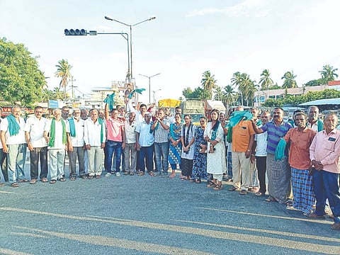ಕಾವೇರಿ ನದಿ ನೀರು ನಿರ್ವಹಣಾ ಮಂಡಳಿ  ತಮಿಳುನಾಡಿಗೆ ಪ್ರತಿನಿತ್ಯ 12 ಟಿಎಂಸಿ ನೀರು ಬಿಡುವಂತೆ ನೀಡಿರುವ ಆದೇಶ ಖಂಡಿಸಿ ರೈತಸಂಘ ಕಾರ್ಯಕರ್ತರು ಶ್ರೀರಂಗಪಟ್ಟಣ-ಜೇವರ್ಗಿ ರಾಷ್ಟ್ರೀಯ ಹೆದ್ದಾರಿಯಲ್ಲಿ ವಾಹನ ಸಂಚಾರ ತಡೆದು ಮಂಗಳವಾರ ಪ್ರತಿಭಟನೆ ನಡೆಸಿದರು.