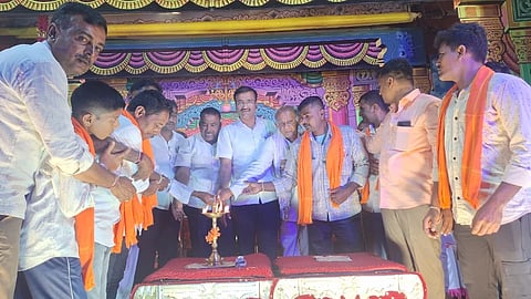  ಟಿಎಪಿಸಿಎಂಎಸ್ ನಿರ್ದೇಶಕ ಎಚ್.ಟಿ.ಲೋಕೇಶ್ ಅಧ್ಯಕ್ಷತೆ ವಹಿಸಿ ಮಾತನಾಡಿ, ಗ್ರಾಮೀಣ ಭಾಗದಲ್ಲಿ ನಾಟಕಗಳು ಪ್ರದರ್ಶನಗೊಳ್ಳುತ್ತಿರುವುದು ಸಂತಸದ ವಿಚಾರ. ಕಲಾವಿದರ ಪರಿಶ್ರಮಕ್ಕೆ ಸಾರ್ವಜನಿಕರು ಬೆಂಬಲ ನೀಡಬೇಕು ಎಂದರು.