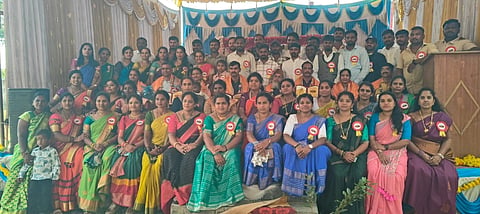 ಕೆ.ಆರ್.ಪೇಟೆ ತಾಲೂಕಿನ ಸಾರಂಗಿ ಸರ್ಕಾರಿ ಪ್ರೌಢಶಾಲೆಯಲ್ಲಿ ಆಯೋಜಿಸಿದ್ದ ಗುರುವಂದನಾ ಕಾರ್ಯಕ್ರಮದಲ್ಲಿ 2009ನೇ ಸಾಲಿನ ಹಳೇ ವಿದ್ಯಾರ್ಥಿಗಳು ಶಿಕ್ಷಕರನ್ನು ಹೂವಿನ ಸುರಿಮಳೆಯೊಂದಿಗೆ ವೇದಿಕೆಗೆ ಬರಮಾಡಿಕೊಂಡು ಗೌರವಿಸಿದರು.