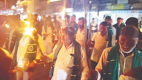 ತಿ.ನರಸೀಪುರ ಪಟ್ಟಣದಲ್ಲಿ ಬುಧವಾರ ರಾತ್ರಿ ನೀರು ನಿರ್ವಹಣಾ ಪ್ರಾಧಿಕಾರ ಹಾಗೂ ರಾಜ್ಯ ಸರ್ಕಾರದ ವಿರುದ್ಧ ರೈತ ಸಂಘದ ಪದಾಧಿಕಾರಿಗಳು ಪಂಜಿನ ಮೆರವಣಿಗೆ ನಡೆಸಿದರು. ಕುಮಾರಸ್ವಾಮಿ, ಶಂಕರ್, ಶಾಂತಮೂರ್ತಿ, ಇ.ರಾಜು, ಎಚ್.ಎಂ.ರವಿಕುಮಾರ್ ಇತರರು ಇದ್ದರು.