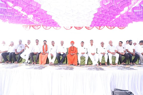 ಜಿಲ್ಲೆಯ ಸಿಂಧನೂರು ಶಾಸಕ ಹಂಪನಗೌಡ ಬಾದರ್ಲಿಗೆ ಸಚಿವ ಸ್ಥಾನ ನೀಡುವಂತೆ ಒತ್ತಾಯಿಸಿ ಜಿಲ್ಲಾ ವೀರಶೈವ ಸಮಾಜದಿಂದ ಸೋಮವಾರ ರಾಯಚೂರಿನ ಬಸವೇಶರ‌್ವ ಕಾಲೋನಿಯಲ್ಲಿ  ಸಭೆ ನಡೆಸಲಾಯಿತು. ಕರೆಗುಡ್ಡ ಮಹಾಂತಮಠದ ಘನವಂತಶ್ರೀ, ಅಖಿಲ ಭಾರತ ವೀರಶೈವ ಮಹಾಸಭಾದ ಜಿಲ್ಲಾಧ್ಯಕ್ಷ ಚಂದ್ರಶೇಖರ ಪಾಟೀಲ್ ಮಿರ್ಜಾಪುರ, ವೀರಶೈವ ಲಿಂಗಾಯತ ಸಮಾಜದ ಜಿಲ್ಲಾಧ್ಯಕ್ಷ ಶರಣಭೂಪಾಲ ನಾಡಗೌಡ, ಬಸವ ಕೇಂದ್ರದ ಅಧ್ಯಕ್ಷ ರಾಚನಗೌಡ ಕೋಳೂರು,ವೀರಶೈವ ರುದ್ರಸೇನೆ ಅಧ್ಯಕ್ಷ  ಅಮರೇಶ ಶಿವನಾಗಪ್ಪ , ಶರಣಪ್ಪಗೌಡ ಜಾಡಲದಿನ್ನಿ, ಹರವಿ ನಾಗನಗೌಡ, ಶರಣಮ್ಮ ಕಾಮರೆಡ್ಡಿ ,ರಾಮನಗೌಡ ಏಗನೂರು, ವೀರುಪಾಕ್ಷಪ್ಪ ಗೌಡ, ಬಾಬುಗೌಡ ಇದ್ದರು.