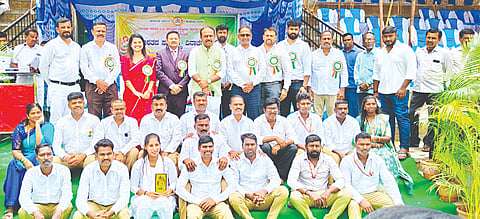 ಮದ್ದೂರು ನಗರಸಭೆ ವತಿಯಿಂದ ಶನಿವಾರ ಸ್ವಾತಂತ್ರೃ ದಿನಾಚರಣೆ ಕಾರ್ಯಕ್ರಮದಲ್ಲಿ ನಡೆದ ಪಥ ಸಂಚಲನದಲ್ಲಿ ಪಾಲ್ಗೊಂಡ ಪೌರಕಾರ್ಮಿಕರನ್ನು ಅಭಿನಂದಿಸಲಾಯಿತು. ಕೆ.ಎಂ.ಉದಯ್, ರಾಧಿಕಾ, ಅರ್ಚನಾ ಆರಾಧ್ಯ ಇತರರಿದ್ದರು.