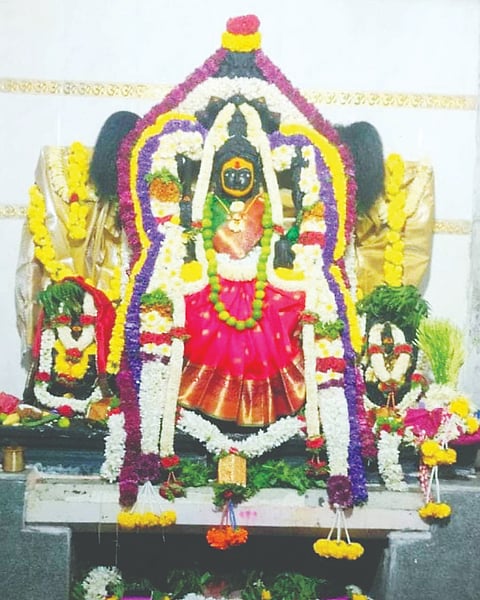ಚಿಕ್ಕಗಂಡಸಿ ಗ್ರಾಮದಲ್ಲಿ ನೂತನವಾಗಿ ಪ್ರತಿಷ್ಠಾಪನೆಗೊಂಡ ಶ್ರೀ ಕೊಲ್ಲಾಪುರದಮ್ಮ ದೇವಿಯವರ ಶಿಲಾವಿಗ್ರಹ ಮೂರ್ತಿ.